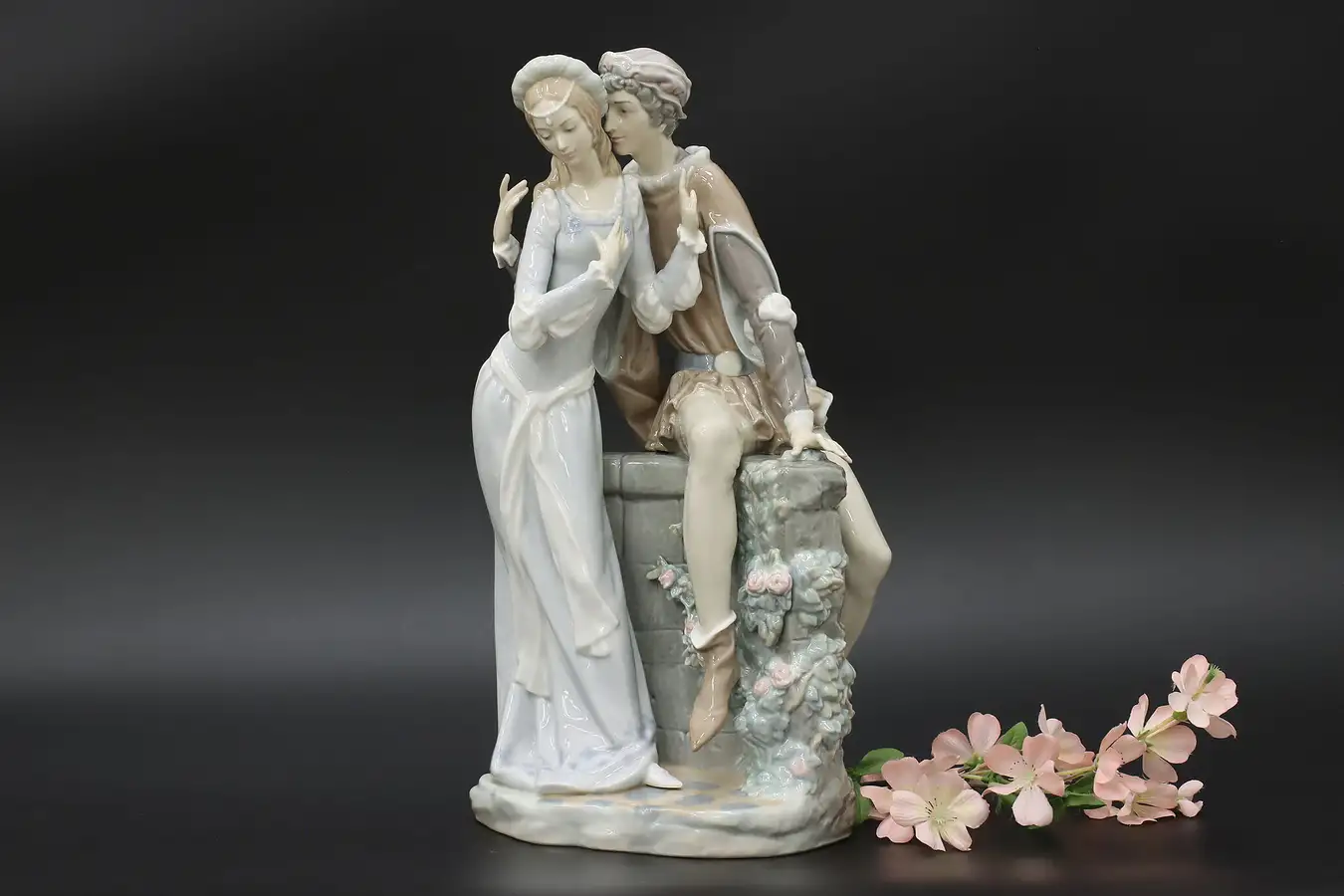 Main image of Lovers from Verona Vintage Figurine Porcelain Statue, Lladro