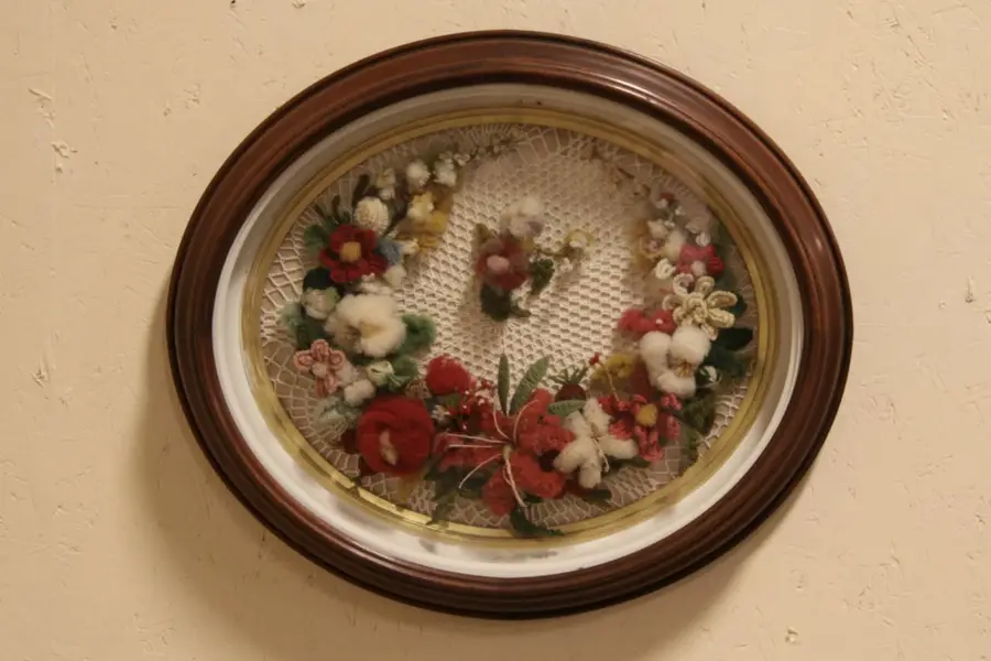 Photo of Victorian 1870 Antique Oval Shadow Box
