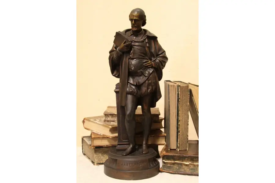 Photo of Statue or Antique Sculpture of Shakespeare Standing