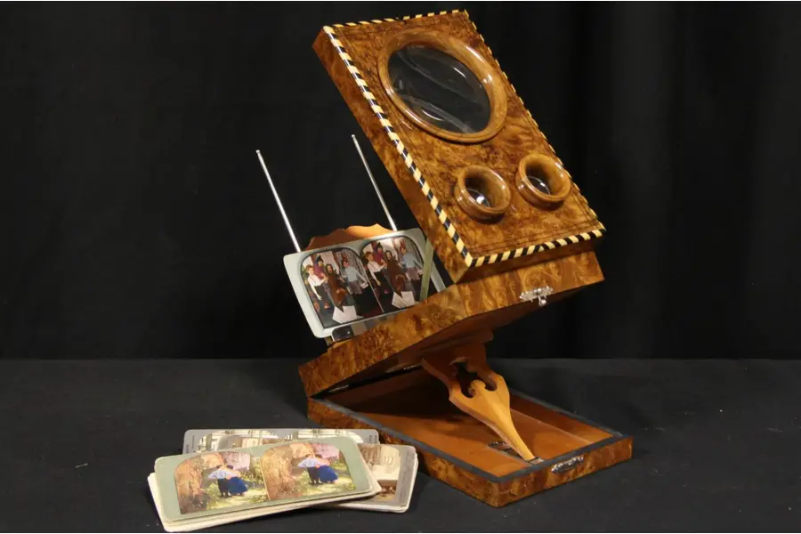 Photo of Stereographoscope or Tabletop Stereo Photo Card Viewer