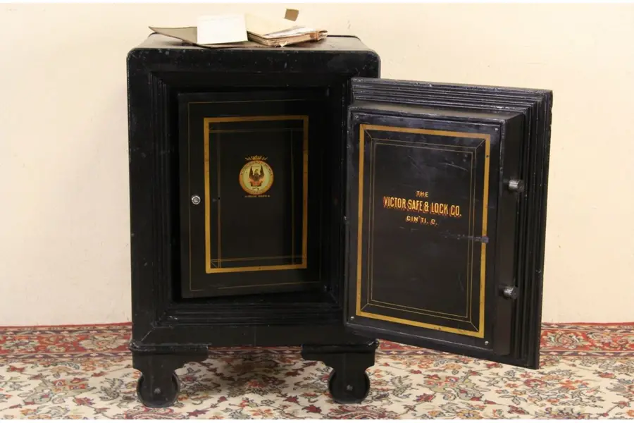 Photo of Victor of Ohio 1900 Antique Safe, Working Combination Lock