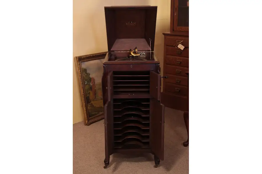 Photo of Oak Victrola Phonograph Victor VV-XI