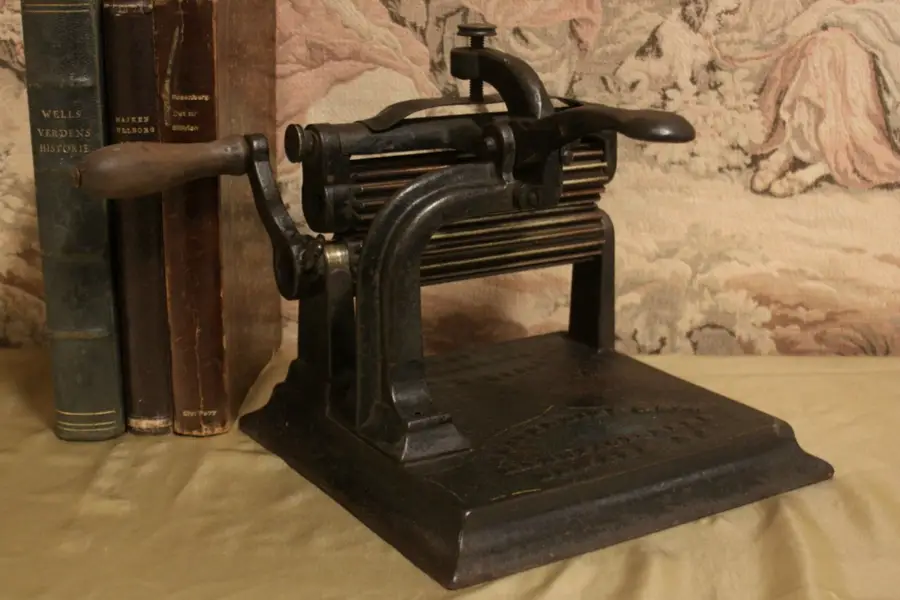Photo of Victorian 1868 Iron Pleat Roller, Fluter, Crimper or Ruffler