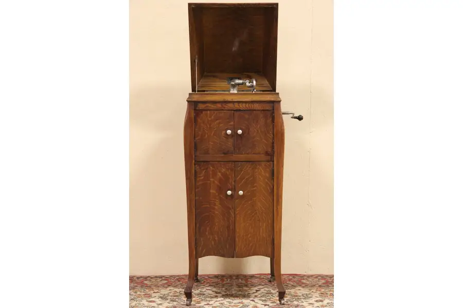 Photo of Artophone St. Louis Wind Up 1915 Oak Phonograph