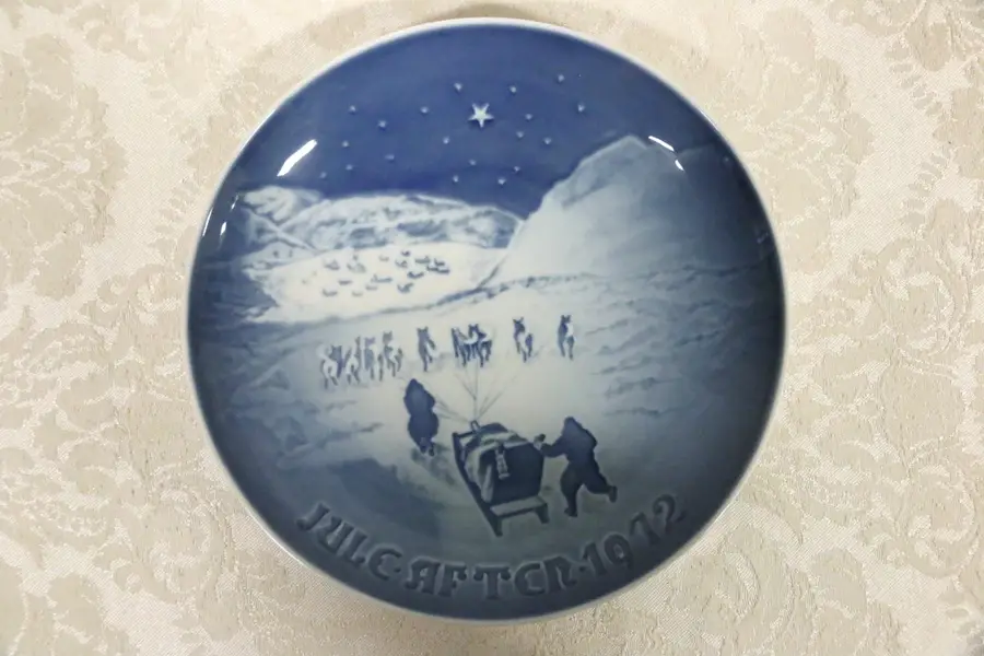Photo of VINTAGE BING & GRONDAHL BLUE CHRISTMAS PLATE B&G DOG SLED SCENE 1972