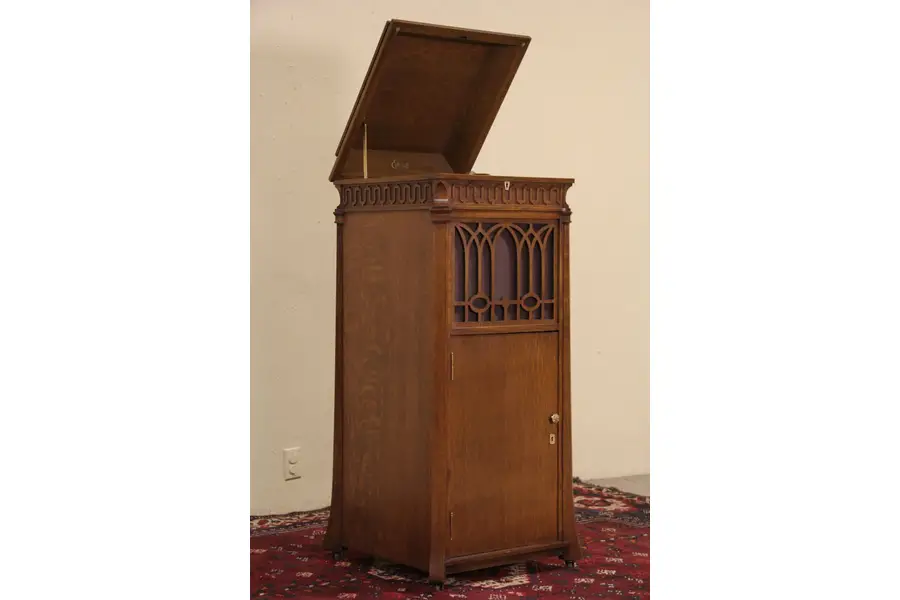 Photo of Edison Diamond Disc 1920 Antique Oak Phonograph & Records