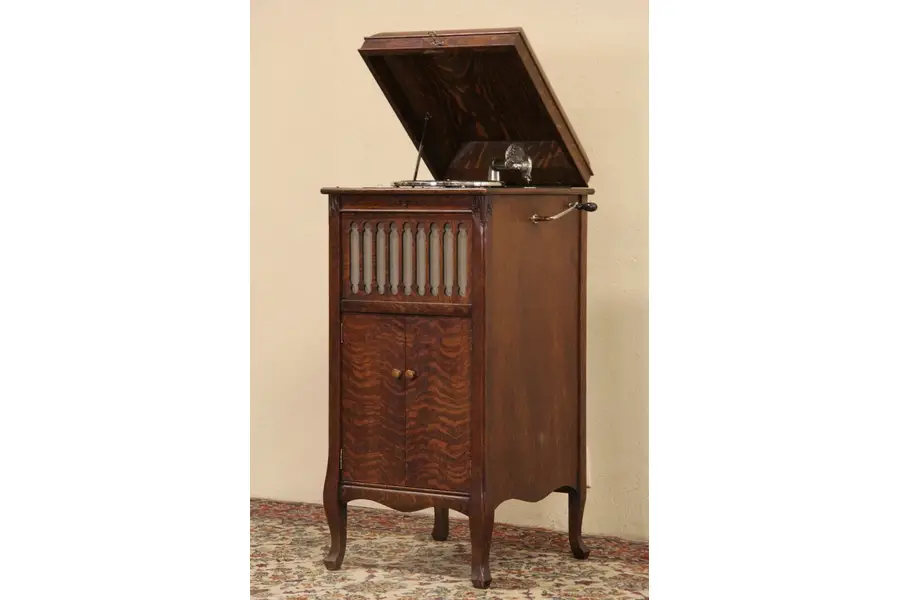 Photo of Silvertone Oak Antique 1915 Wind Up Phonograph & Records