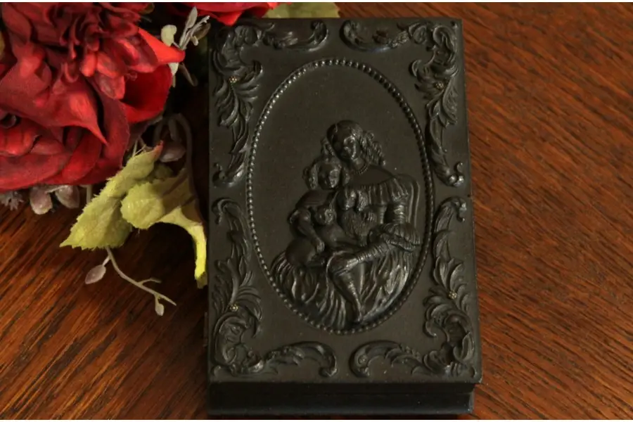 Photo of Double Tintype Daguerrotype, Gutta Percha Case