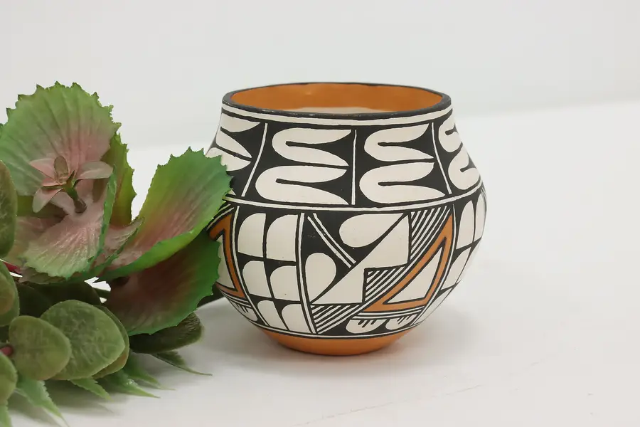 Photo of Acoma Pueblo Native American Vintage Pottery Vase, Nez