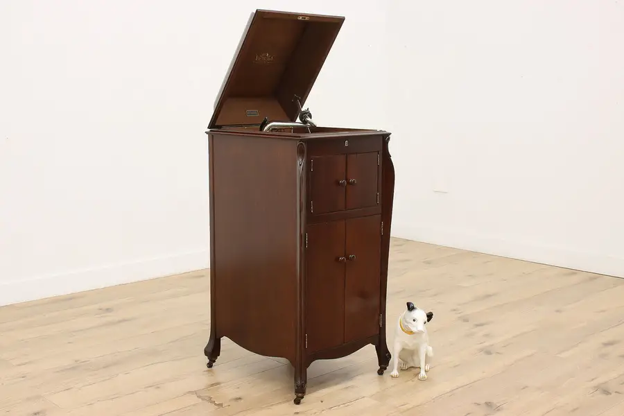 Photo of Victor Oak Antique Victrola Phonograph VV-XI, Records