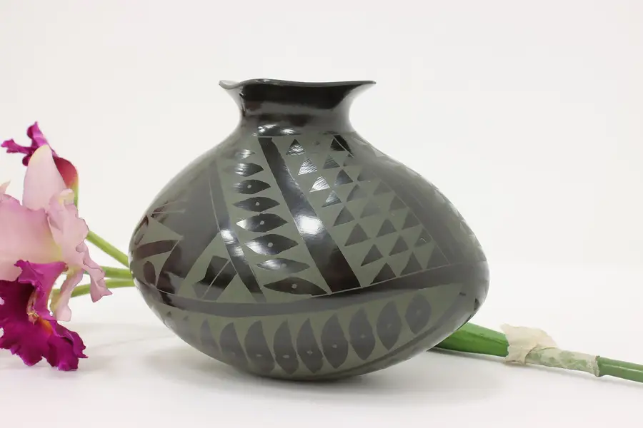 Photo of Mexican Vintage Mata Ortiz Pottery Vase, Villalpando