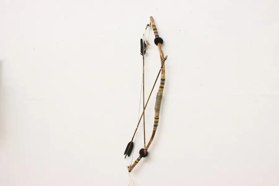 Photo of Native American Vintage Display Bow & Arrows, Stone Points