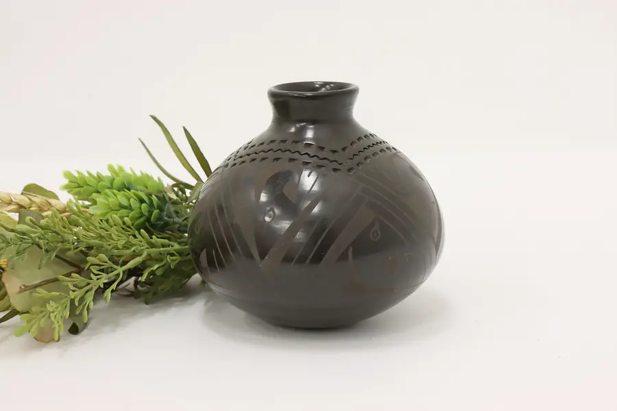 Photo of Mexican Vintage Mata Ortiz Pottery Vase, Fito Tena