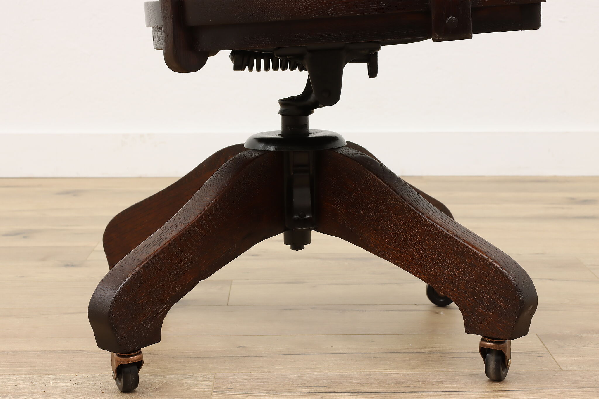 Traditional Antique Adjustable Swivel Office Library Desk Chair, Crocker