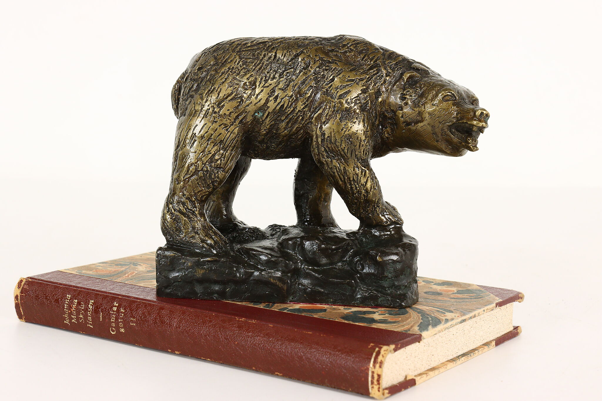 grizzly bear statues