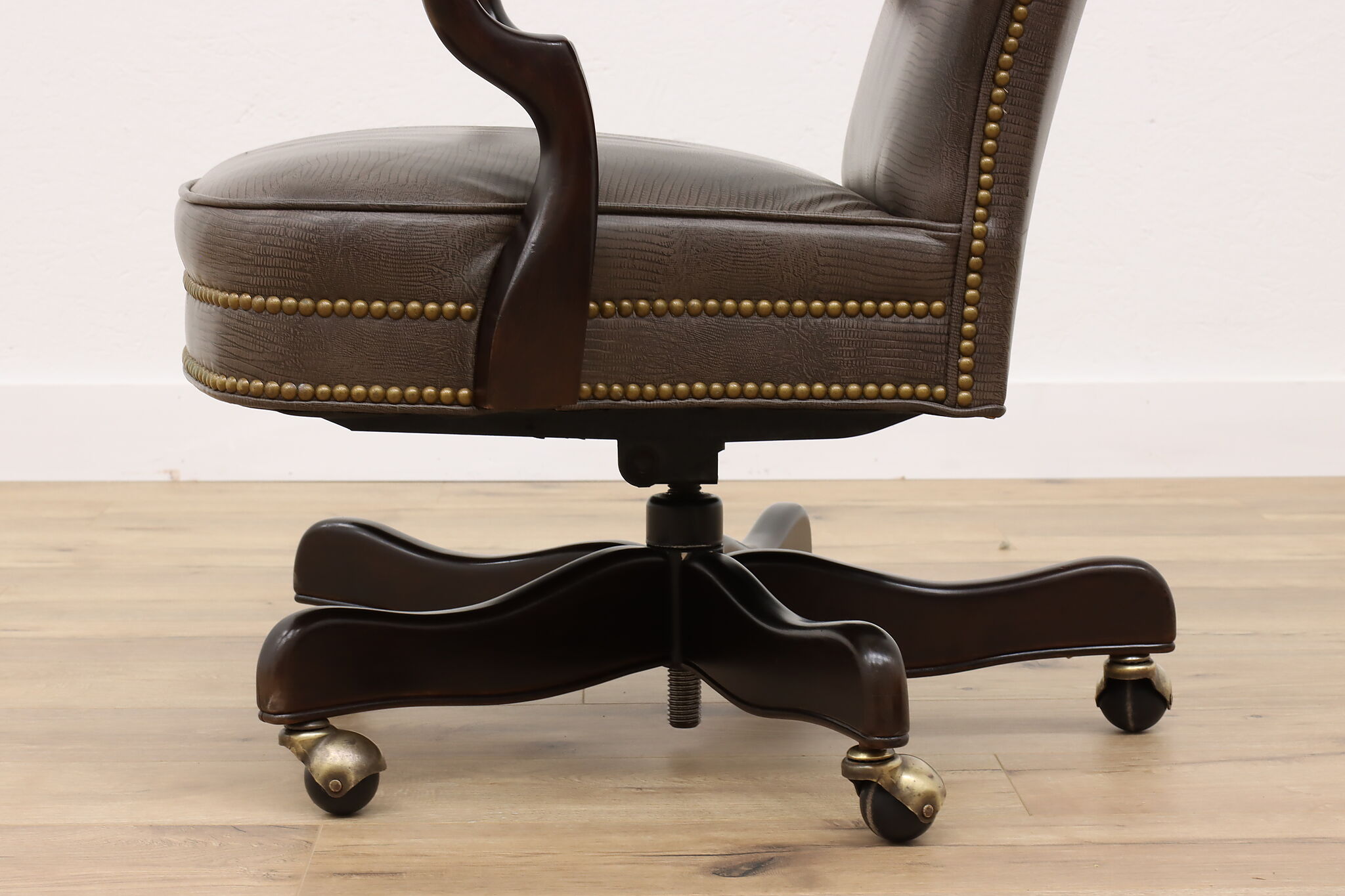 Traditional Vintage Leather Swivel & Adjustable Office Desk Chair