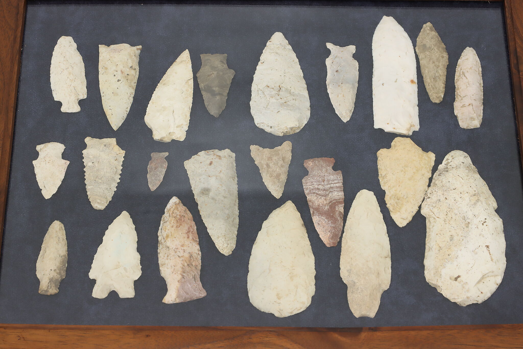 Set of 22 Antique Native American Stone Points or Arrowheads, Scrapers