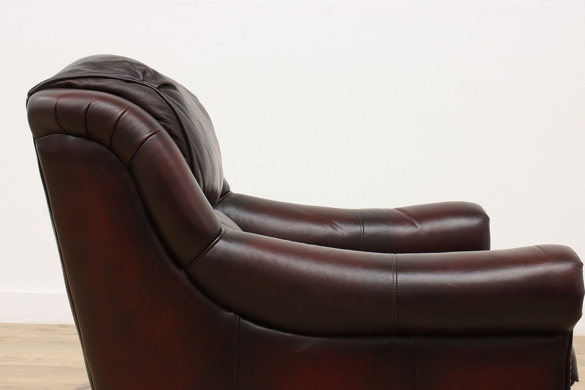 Traditional Design Vintage Leather Chair &amp; Ottoman, Latitude by Flexsteel