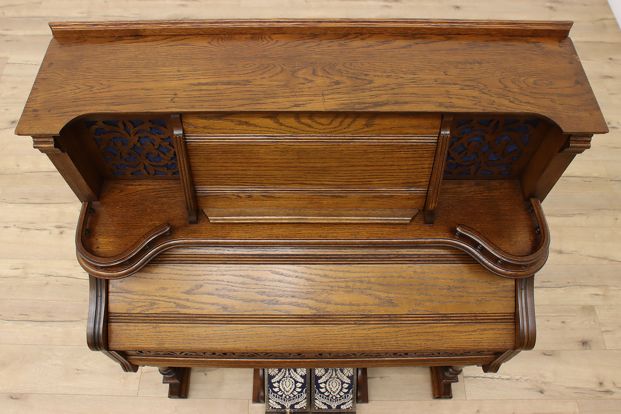 Victorian Reeds Victorian Antique Oak Reed Pump Organ, Lyon & Healy