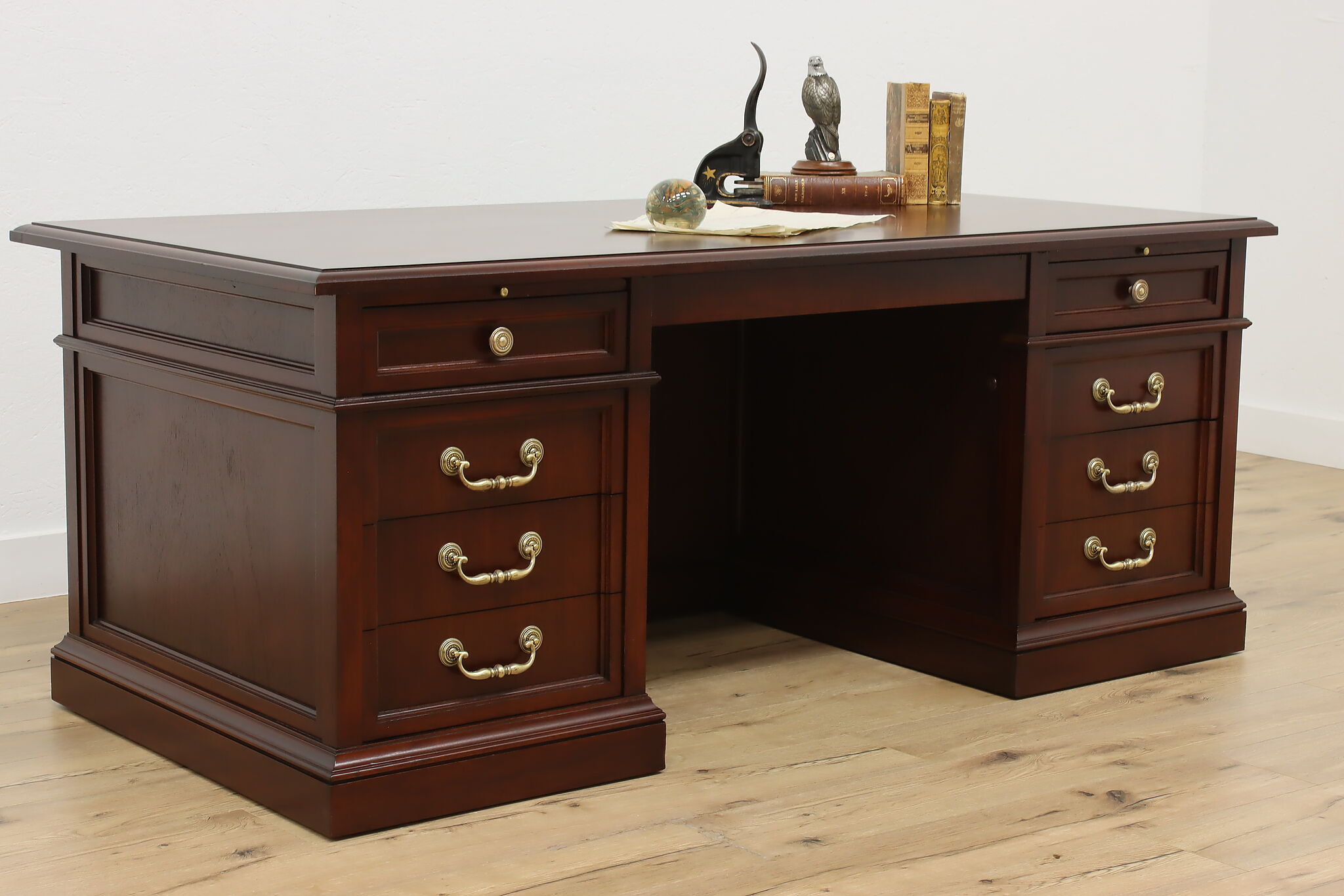 Traditional Vintage Executive Office Library Mahogany Desk