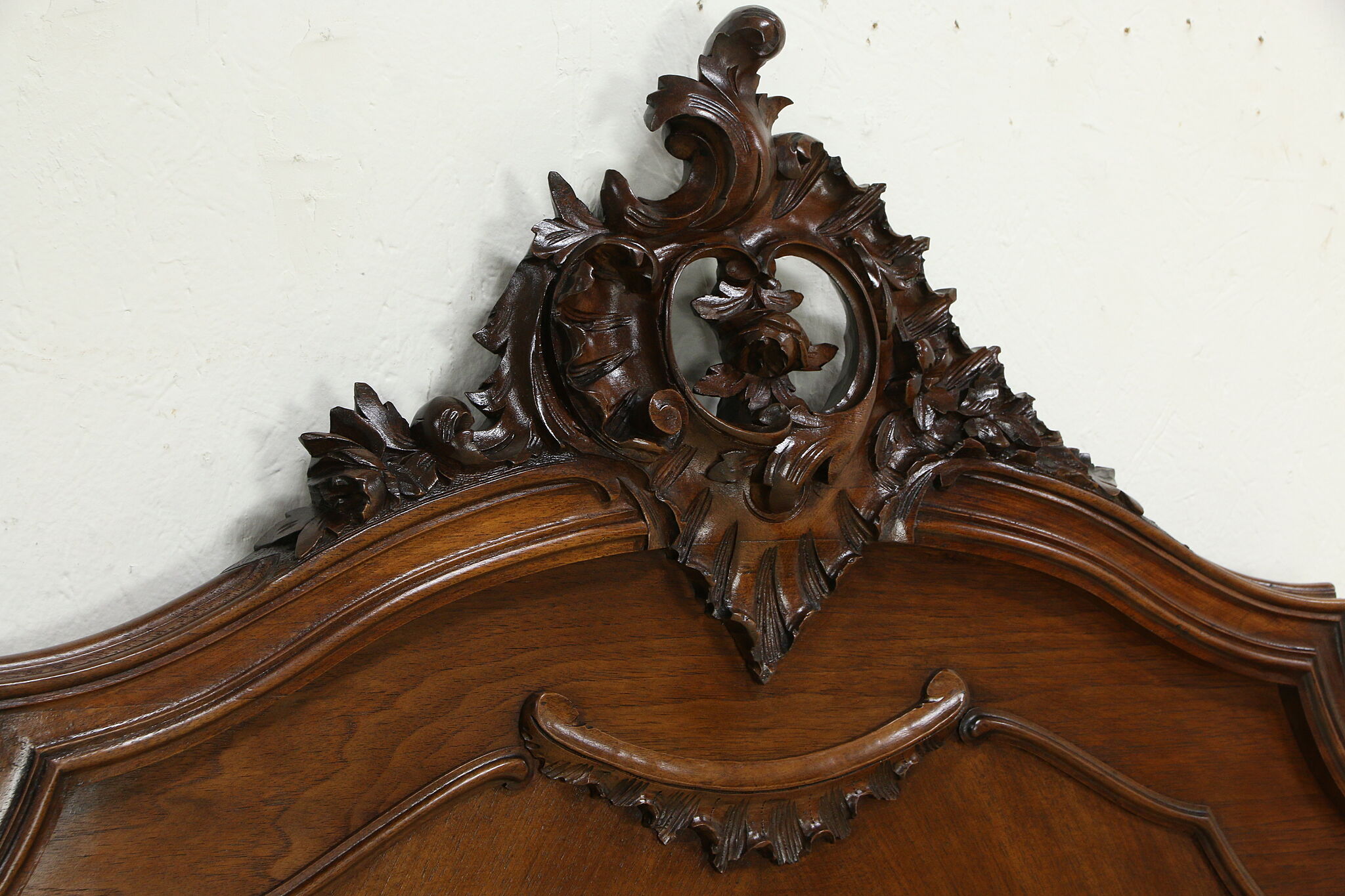 Encore Furniture Gallery-French Louis XV Hand Carved Double