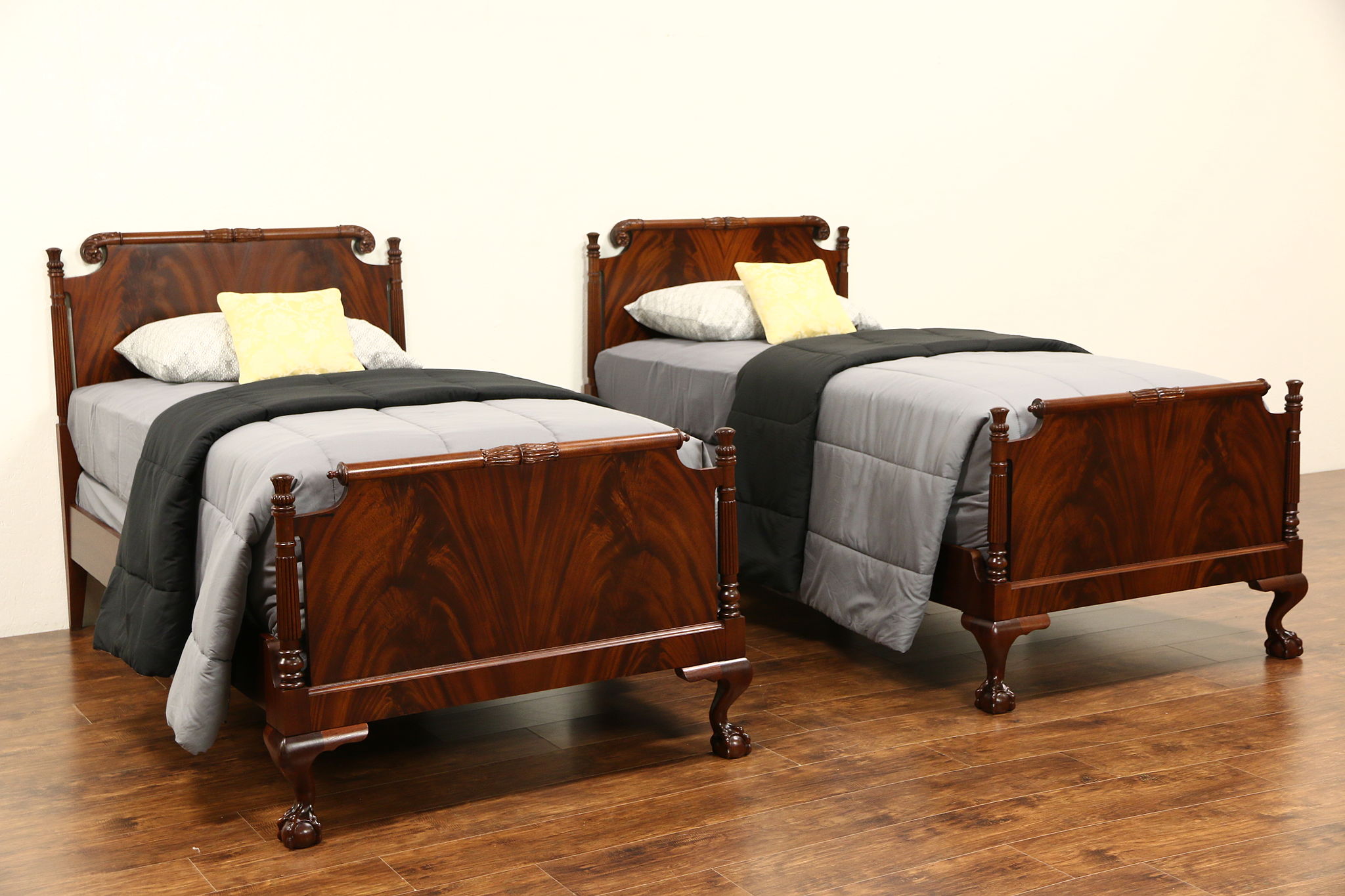 Pair Georgian Style 1940 S Vintage Carved Mahogany Twin Or Single Beds