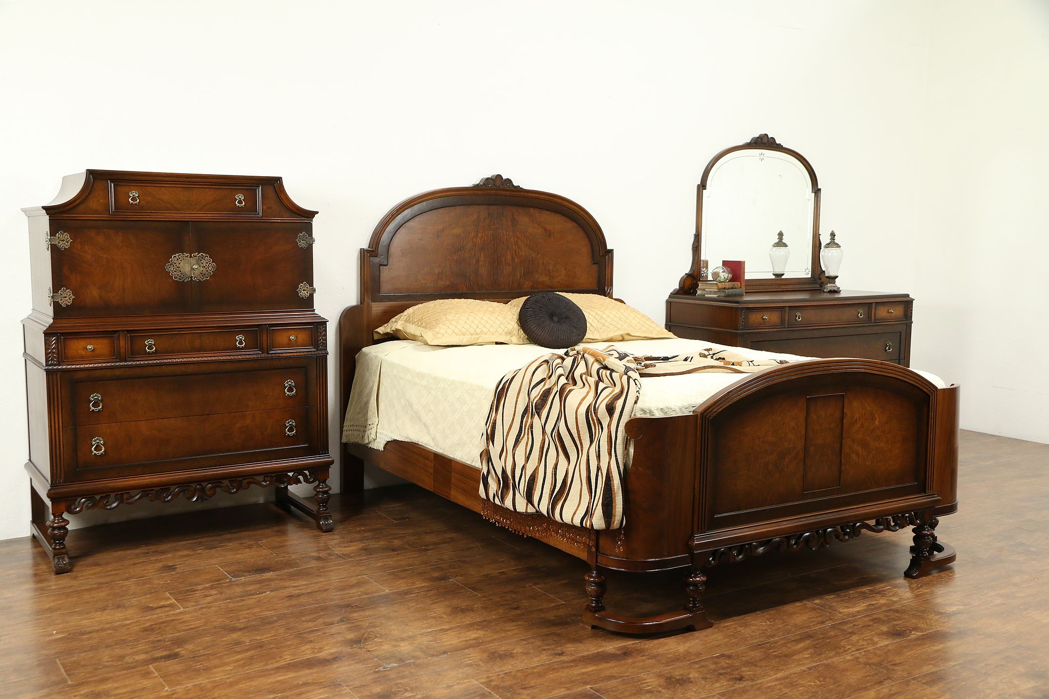 English Tudor Style Antique 1920 Walnut 3pc Bedroom Set, Queen Size Bed