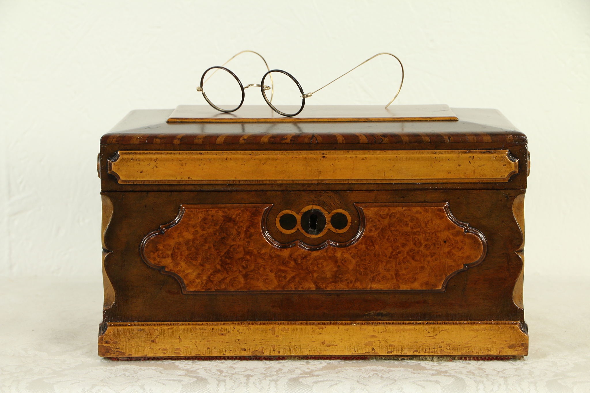 Tea chest with marquetry, Tea chest of oak, glued with marquetry in walnut,  rose, maple, green-stained maple and rosewood, with a decor of stacked  cubes. Copper ball feet and a handle of