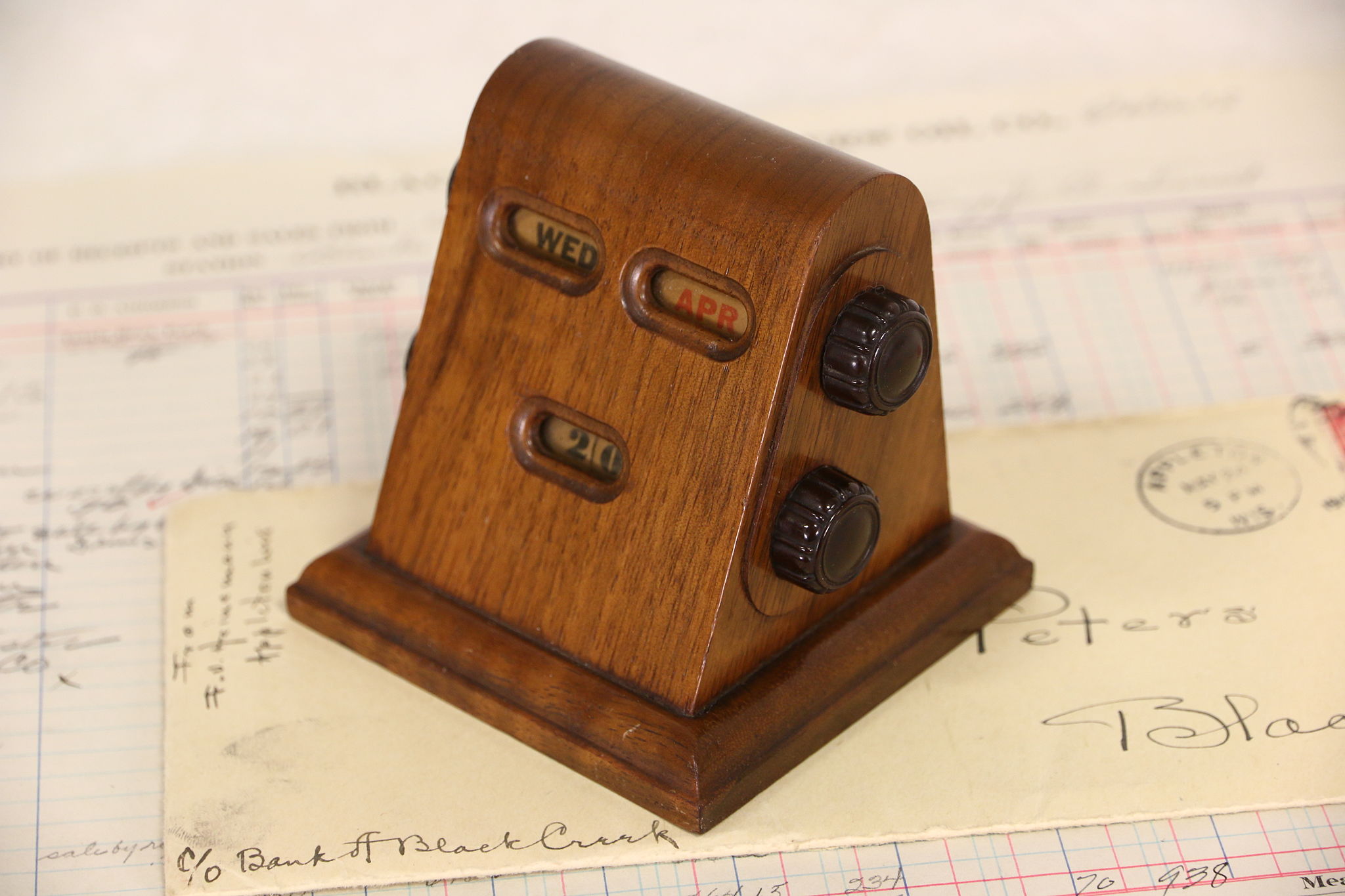 Desktop Perpetual Calendar Walnut 1930 s Vintage desktop-perpetual-calendar-walnut-1930-s-vintage