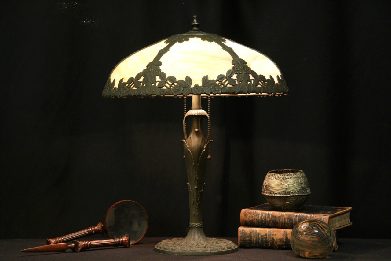 E M Co Leaf Pattern 1915 Stained Glass Antique Table Lamp