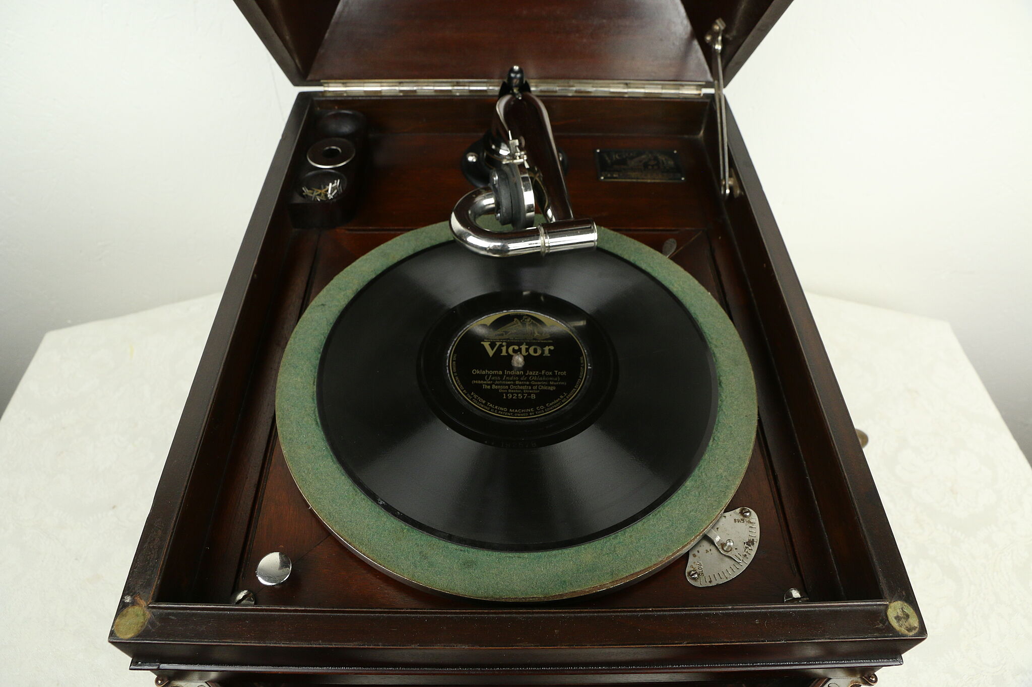 Victor Mahogany Tabletop Antique VV-IX Victrola Phonograph & Records