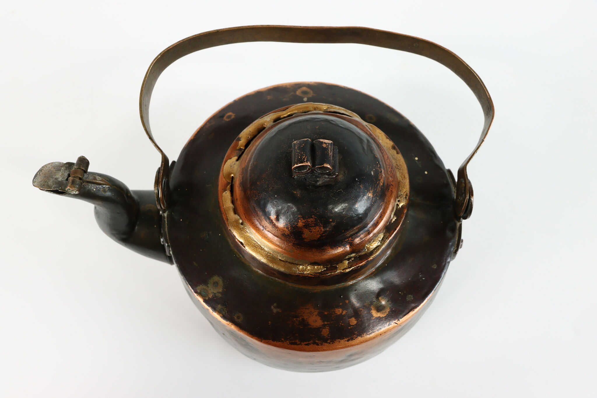 Copper desert tea pot, antique metal teapot isolated on white background,  antique kettle, golden teapot, metal teapot, Chinese teapot on white  background, antique teapot, golden teapot, metal kettle. Stock Photo