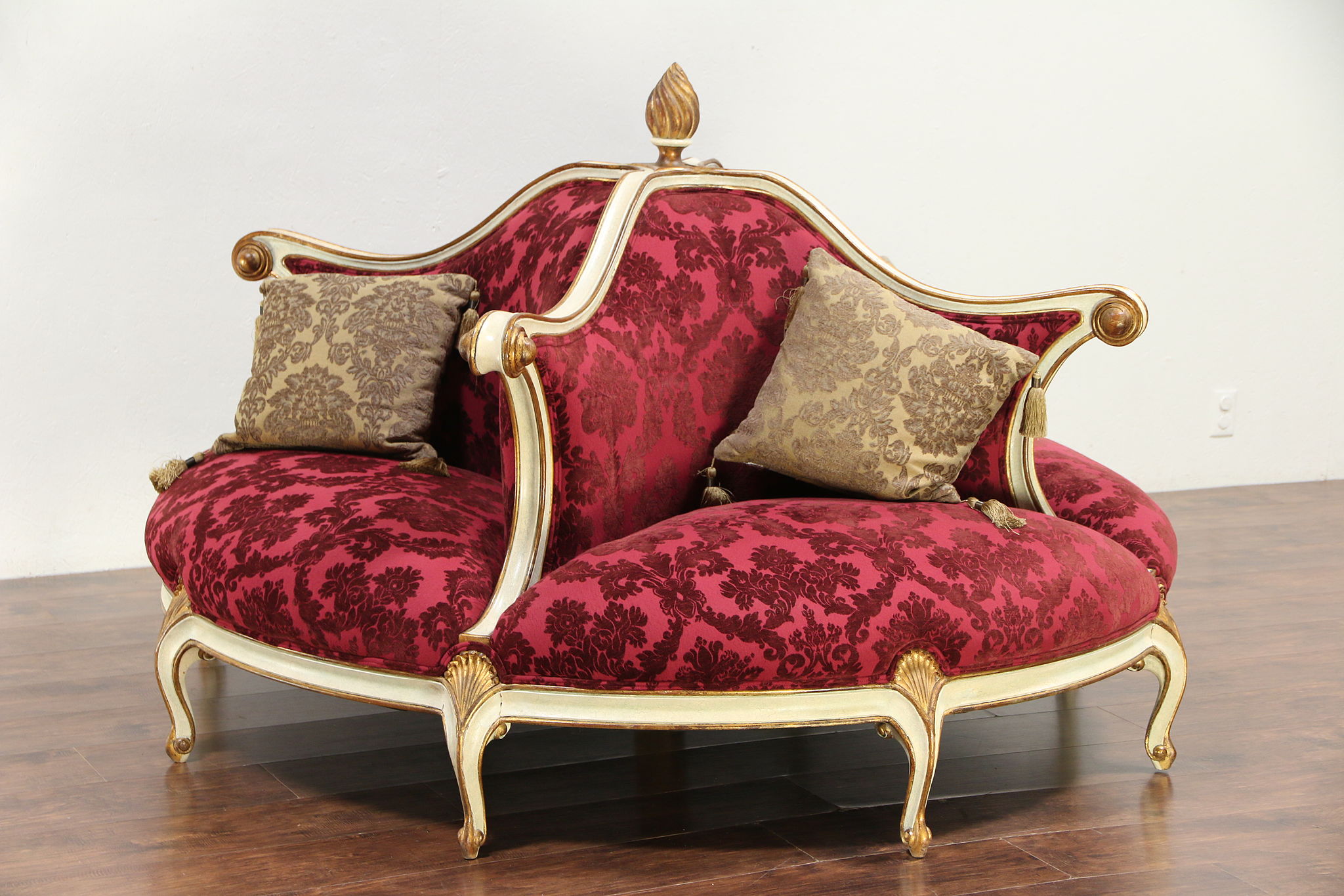 Round Foyer Or Ballroom Settee Sofa