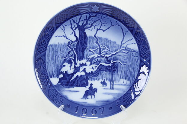 Royal Copenhagen Christmas Plate, The Royal Oak, 1967 #35969 photo