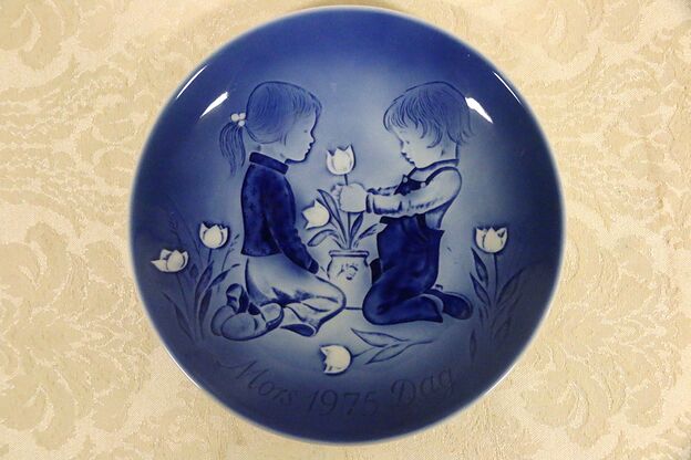 1975 Desiree' Old Copenhagen Mors Dag Collector Plate-A Surprise For Mother photo