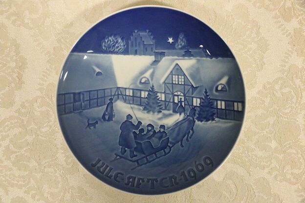 B&G Christmas Plate ''Christmas Guests'' Blue & White Porcelain 1969 photo
