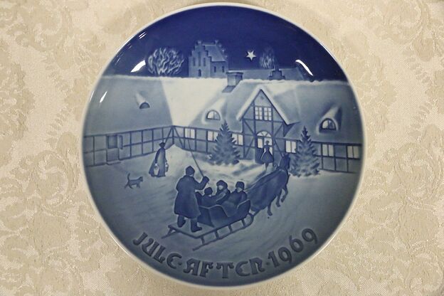 1969 B&G Christmas Plate ''Christmas Guests'' Blue & White Porcelain photo