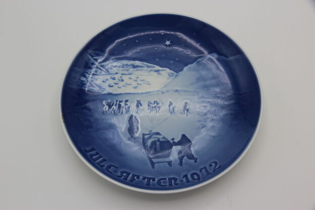 Bing and Grondahl Christmas Plate, Christmas in Greenland, 1972 #36584 photo