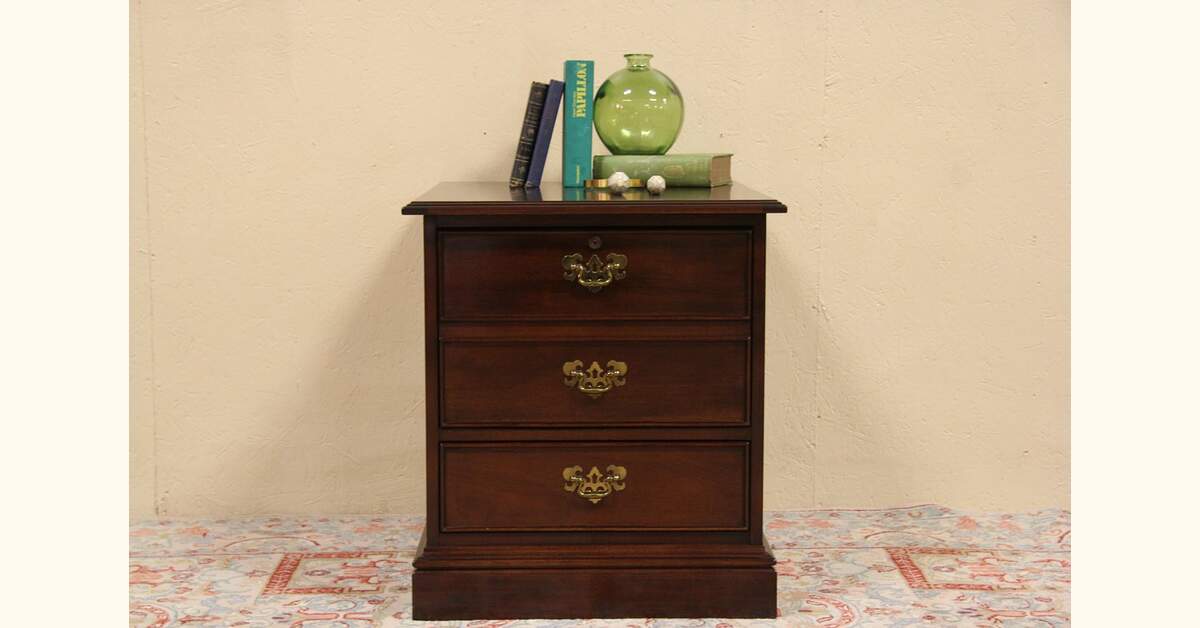 Traditional "Sligh" Mahogany Vintage End Table File