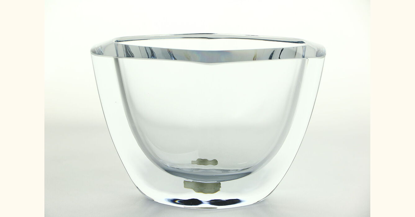 Strombergshyttan Sweden Crystal  Vase、花器 Strömbergshyttan Pale Blue Crystal Vase Hand-Engraved Viking