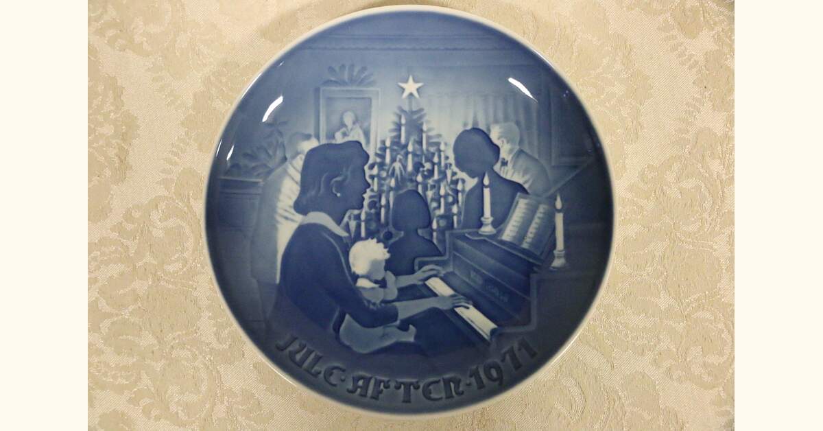 Bing & Grondahl B&G 1971 Christmas at Home Norway Plate Piano