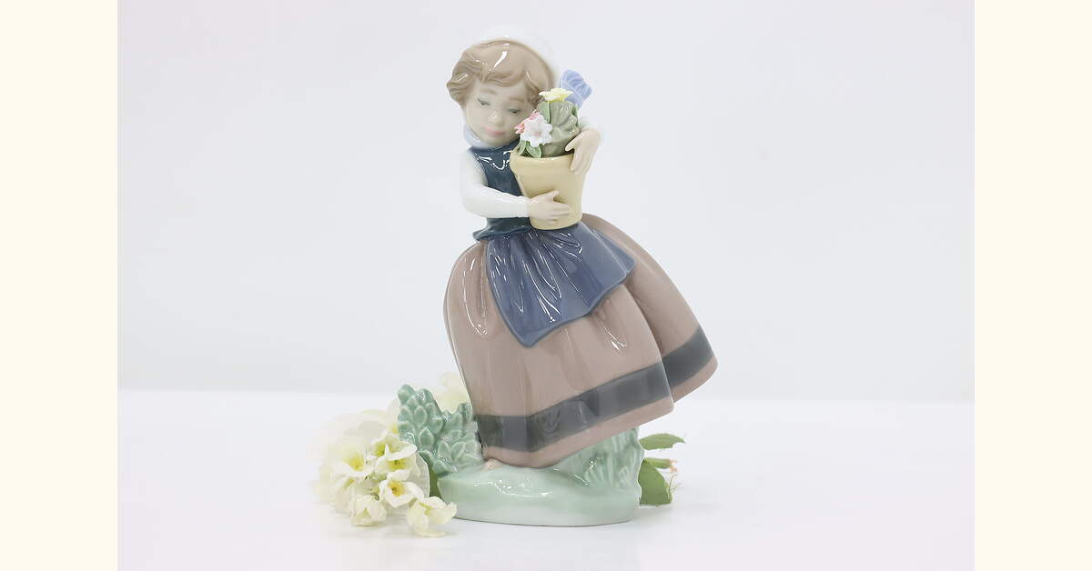 陶器製少女像 花を持つ 48959-1.jpg