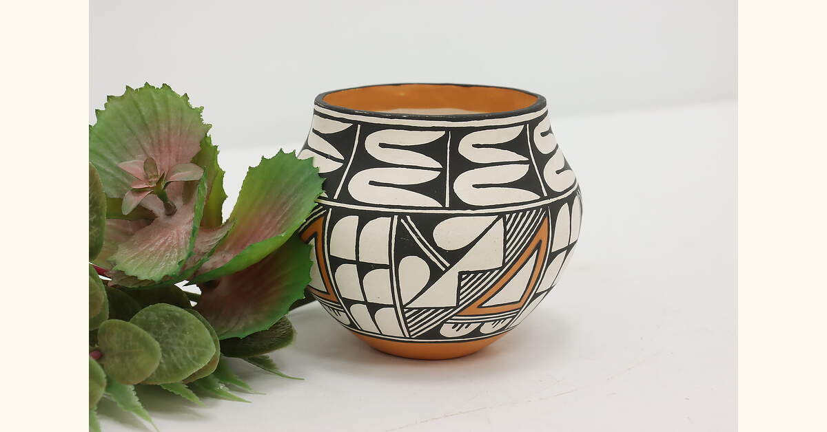 Acoma Pueblo Native American Vintage Pottery Vase, Nez