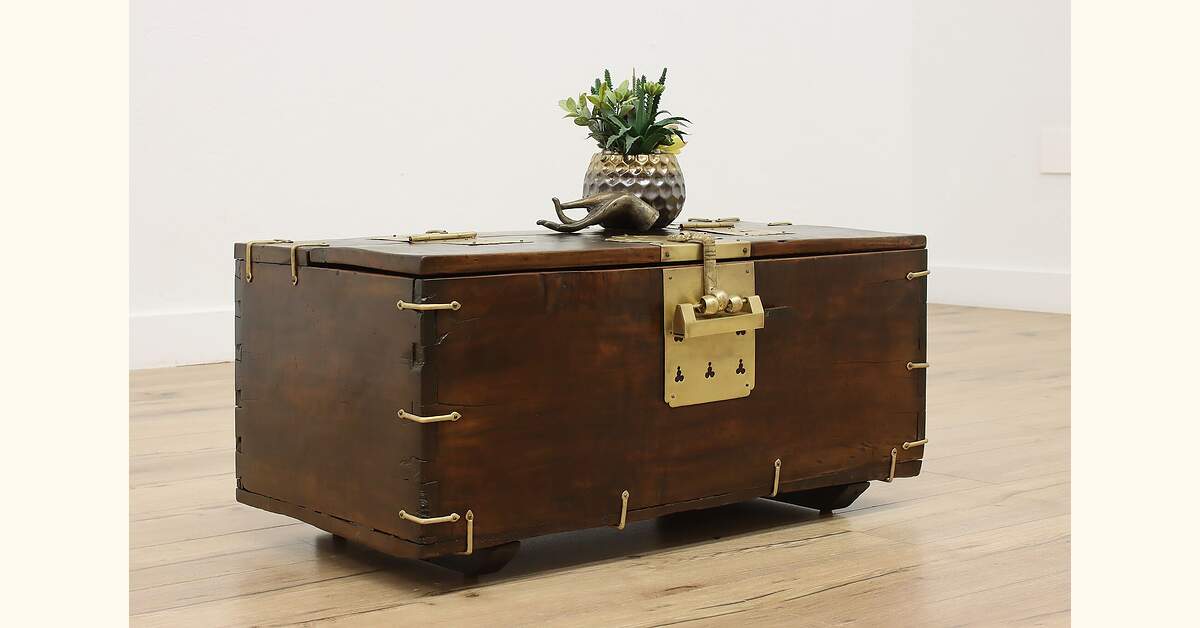 1900s'アンティークスカルパイプ 箱付き 古着 バイカー ロカビリー Thai Antique Walnut Dowry Chest Trunk or Coffee Table